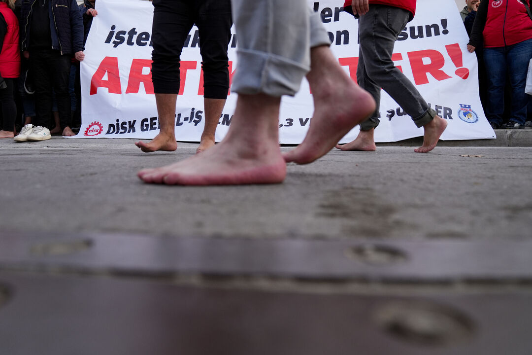 İzmir’de emekçiler sokakta: Çıplak ayaklarla hak arayışı
