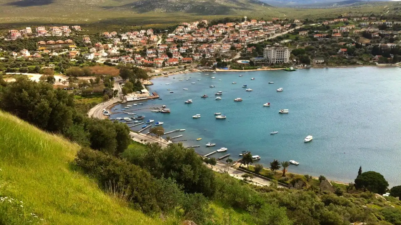 Adeta İzmir’in Doğal Film Platosu Gün Batımı, Koylar Ve Tarihle Iç Içe Büyüleyici Köy (1)-1
