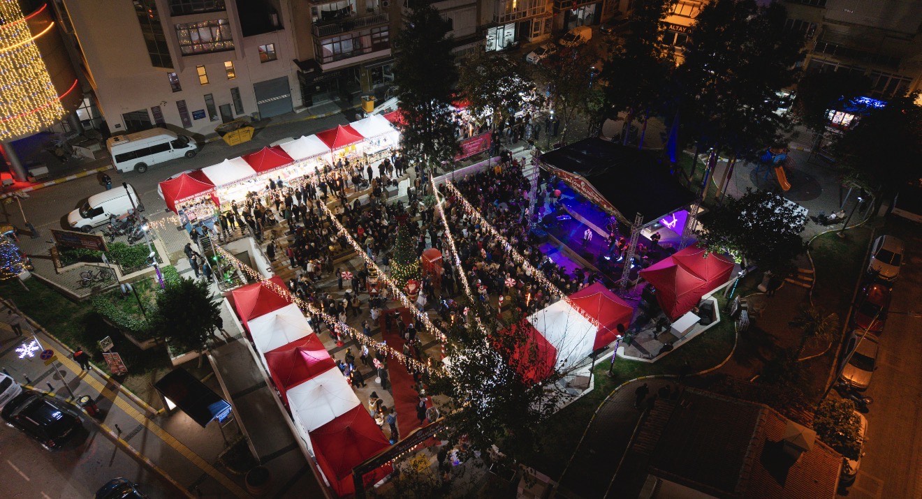 Balçova’da Yılbaşı Coşkusu Yeni Yılı Umut Ve Mutlulukla Karşılıyoruz (1)