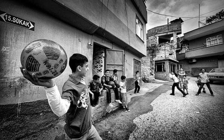 Bir Zamanlar İzmir’in Mahalle Aralarında Oynanan Sokak Oyunları Bugün Yerini Betonlaşan Kentte Sessizliğe Bıraksa Da, Zaman Zaman Etkinliklerle Yaşatılmaya Çalışılıyor. İzmir’de En Çok Oynanan 10 Sokak Oyununu Sizler Içi (3)