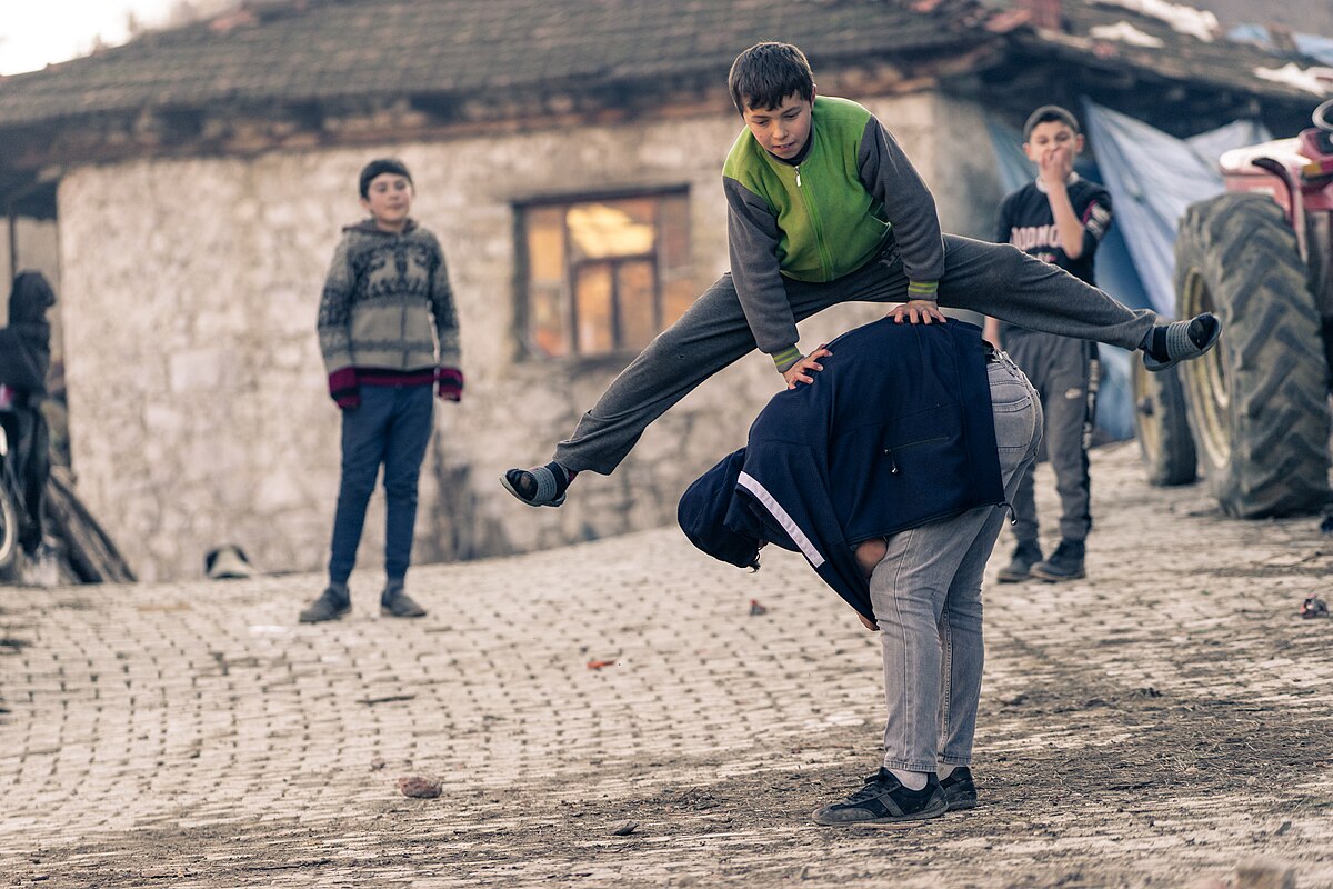 Bir Zamanlar İzmir’in Mahalle Aralarında Oynanan Sokak Oyunları Bugün Yerini Betonlaşan Kentte Sessizliğe Bıraksa Da, Zaman Zaman Etkinliklerle Yaşatılmaya Çalışılıyor. İzmir’de En Çok Oynanan 10 Sokak Oyununu Sizler Içi