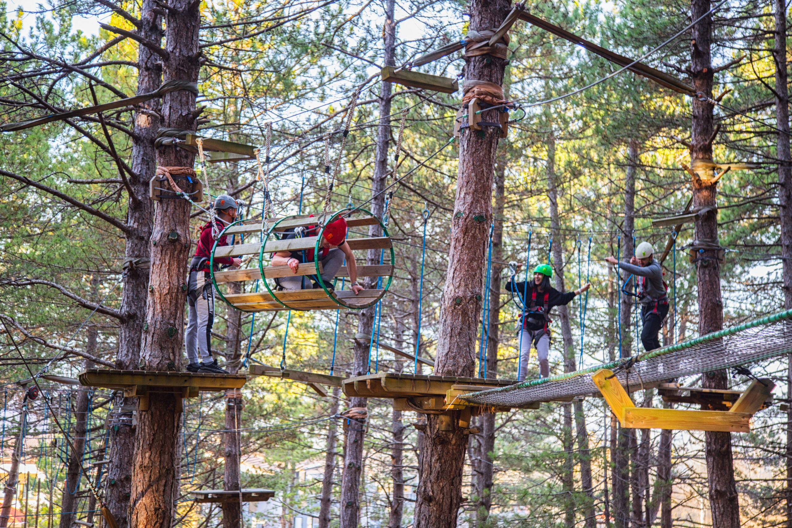 Bornova Homeros Vadisi’nde Yer Alan Macera Parkı, Zipline’dan Ip Parkurlarına Kadar Sunduğu Adrenalin Dolu Aktivitelerle Doğa Tutkunlarını Cezbediyor. Şehir Merkezinden Eshot Ve Metro Ile Kolayca Ulaşılabilen Tesis (4)
