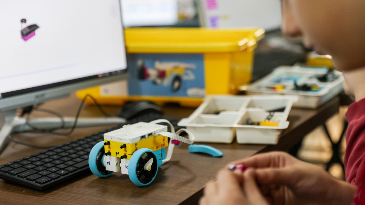 Buca’da Çocuklar Için Ücretsiz Robotik Kodlama Kurslarına Yoğun Ilgi (1)