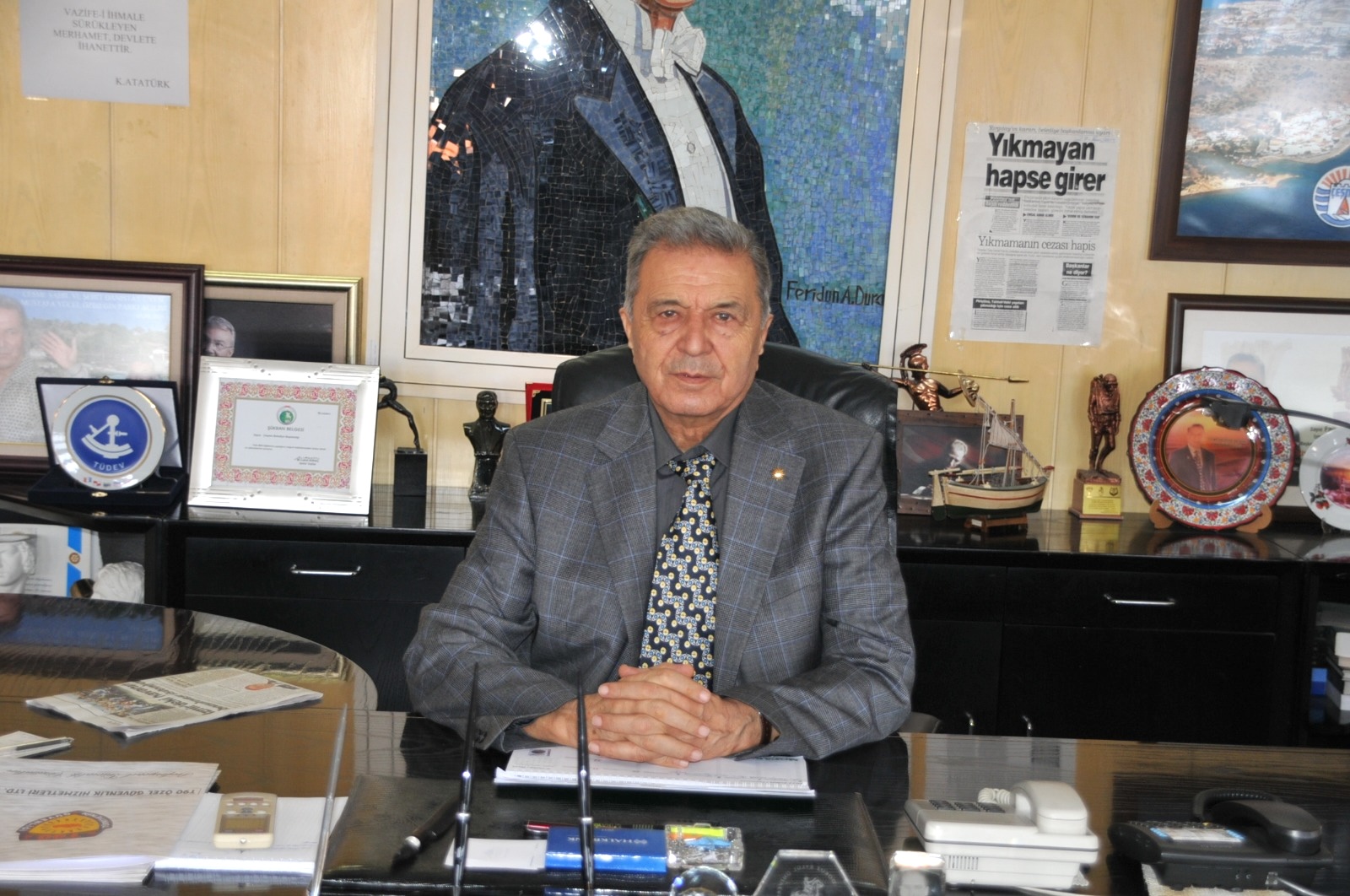 Çeşme, Eski Belediye Başkanı Tütüncüoğlu’nu Son Yolculuğuna Uğurladı (3)