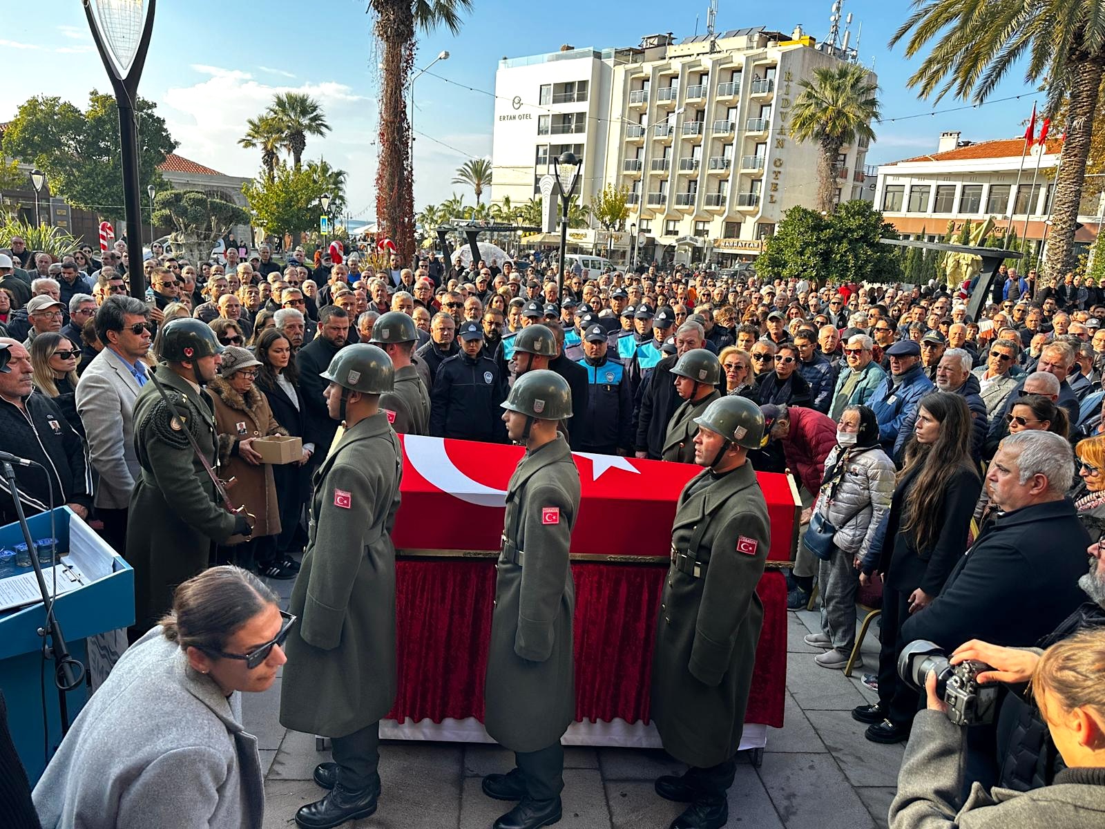 Çeşme, Eski Belediye Başkanı Tütüncüoğlu’nu Son Yolculuğuna Uğurladı (4)