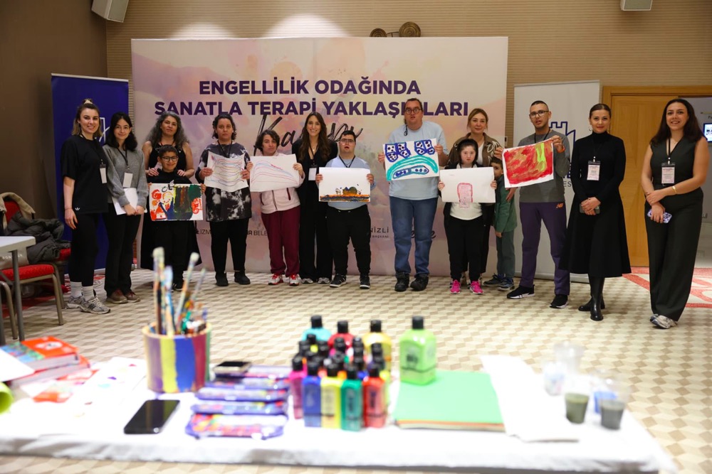 Çeşme’de engelli yurttaşlara sanatla terapi
