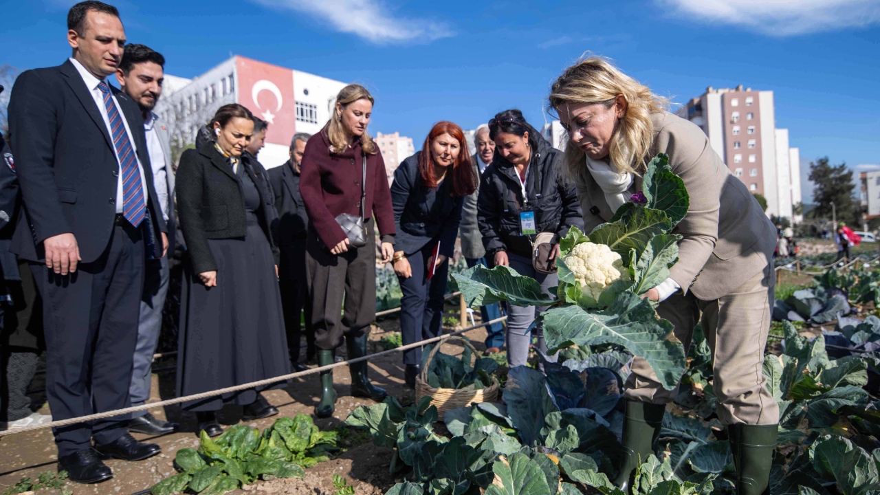 Chp Kadın Kolları’ndan Bornova’ya Yerinde Inceleme Kadın Emeği Toplumu Güçlendirir (1)