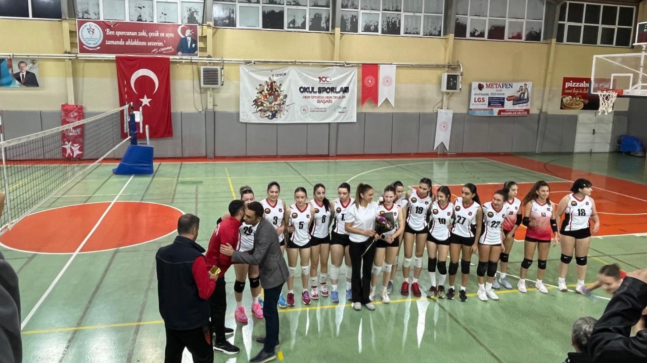 Çiğli Belediyesi’nin Voleybol Takımlarından Büyük Başarı (1)