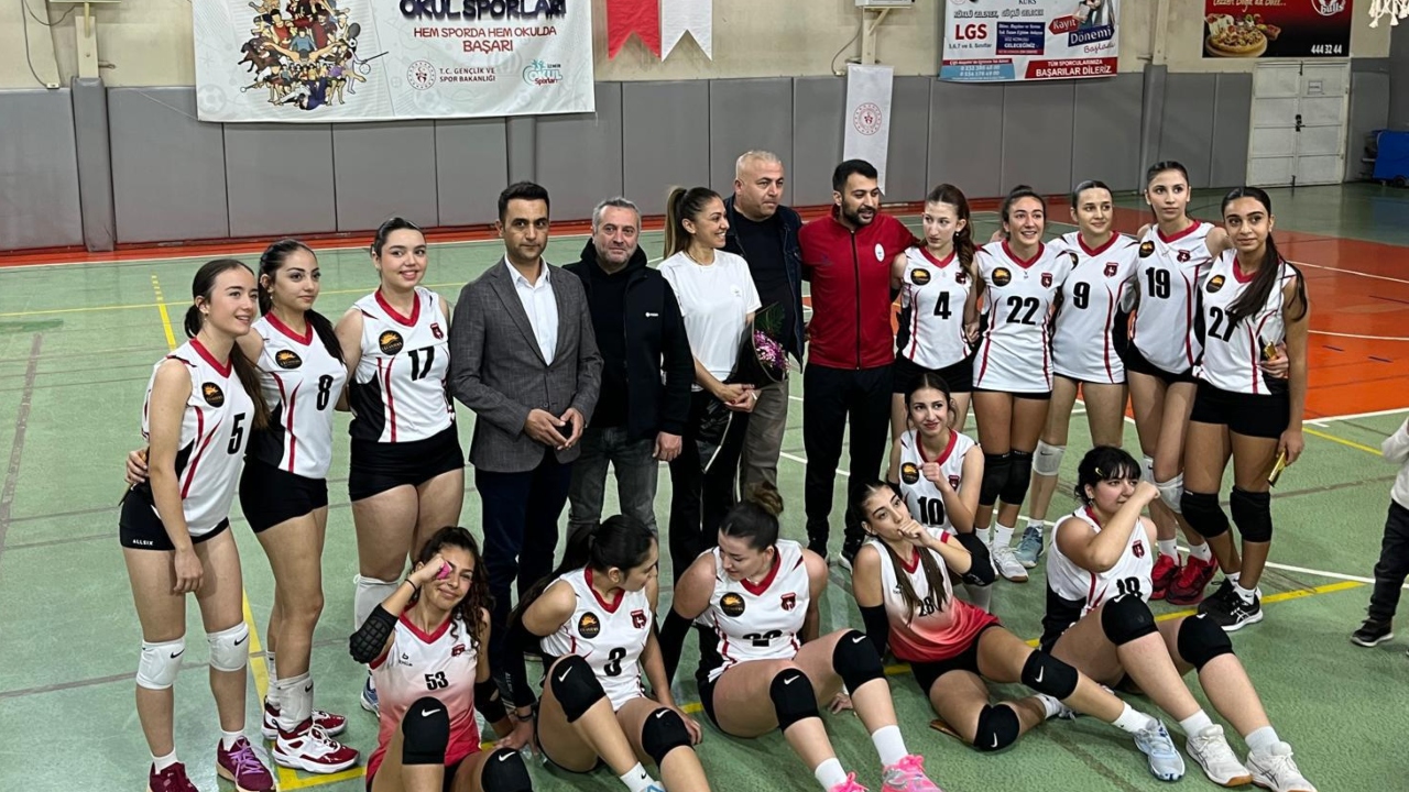 Çiğli Belediyesi’nin Voleybol Takımlarından Büyük Başarı (2)