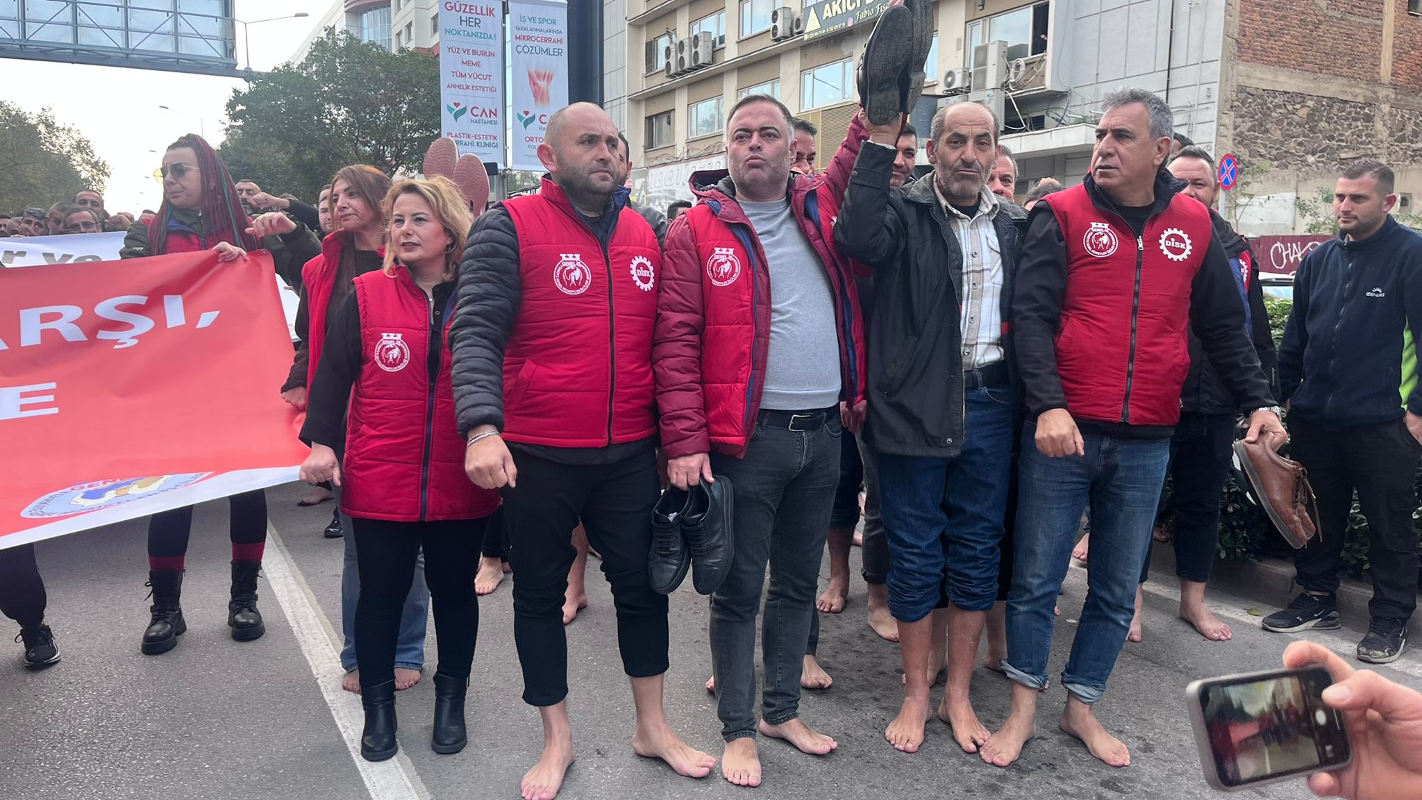 DİSK’ten açıklama: Sokaklardan asla geri adım atmayacağız!