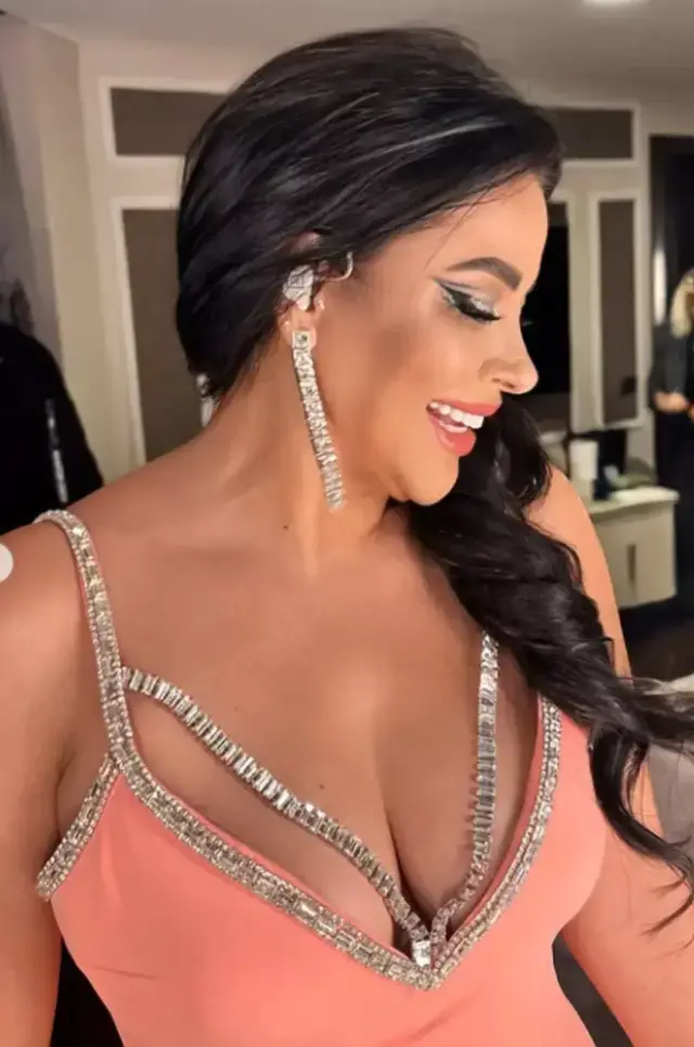 Derin dekoltesi olay oldu: Zara'nın eski halinden eser kalmadı!