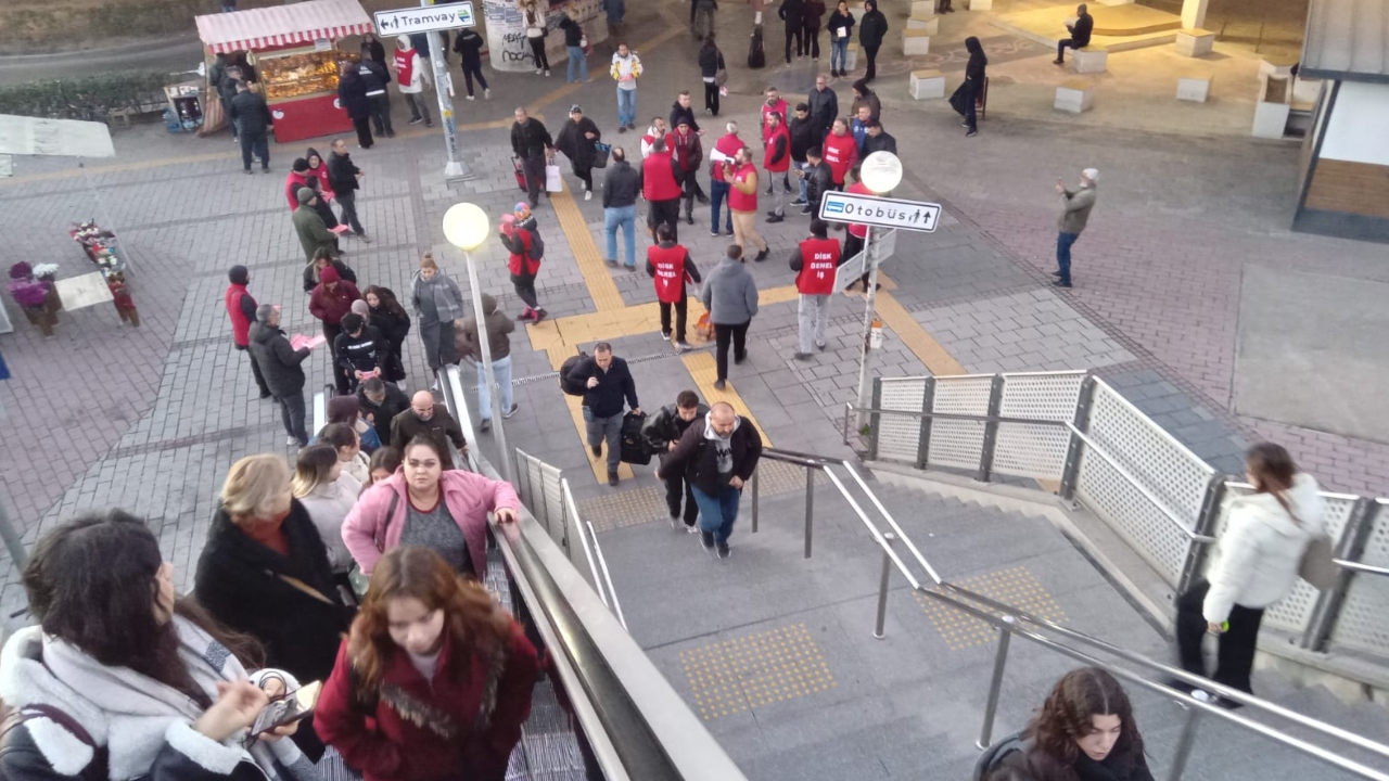 Di̇sk Sabah Saatlerinde Sokağa Indi, İzmir Halkından Destek Istedi (2)