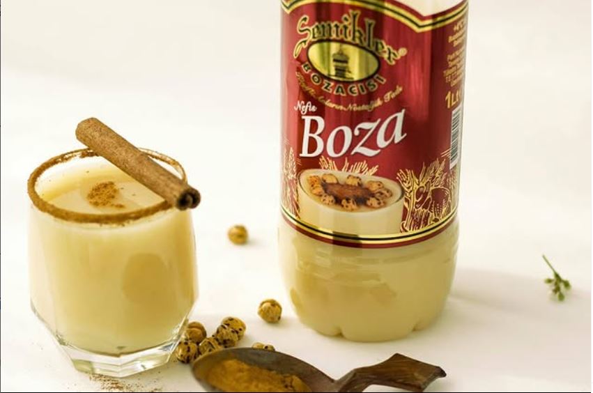 ŞEMİKLER BOZACISI’NA NASIL GİDİLİR? Bostanlı İskele’den kalkan 221 numaralı Bostanlı İskele – Şemikler ESHOT hattı ve Karşıyaka İskele’den kalkan 222 numaralı Karşıyaka İskele – Şemikler ESHOT hattı ile Şemikler Bozacısı’na ulaşabilirsiniz. Yürümek isteyenler ise İZBAN Demirköprü İstasyonu’nda inip yaklaşık 15-20 dakika yürüyerek bu tarihi lezzeti tadabilir.