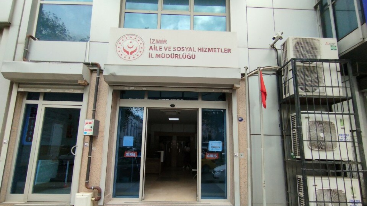 Binlerce çocuk sıcak bir yuva bekliyor: İzmir’de evlat edinme süreci nasıl işliyor?