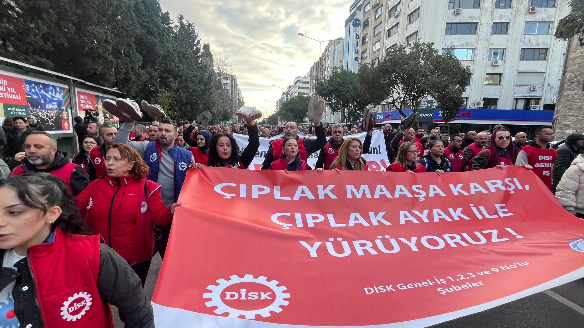 DİSK’ten açıklama: Sokaklardan asla geri adım atmayacağız!