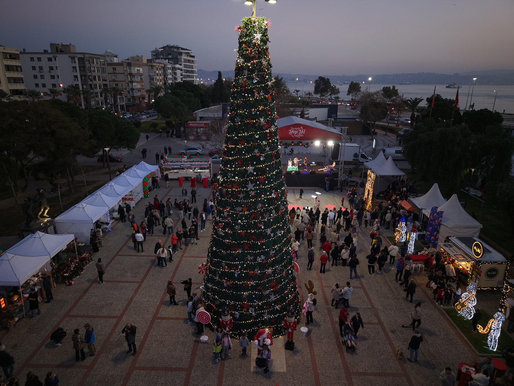 Karşıyaka’da Yeni Yıl ruhu: Festival 31 Aralık’a kadar devam edecek