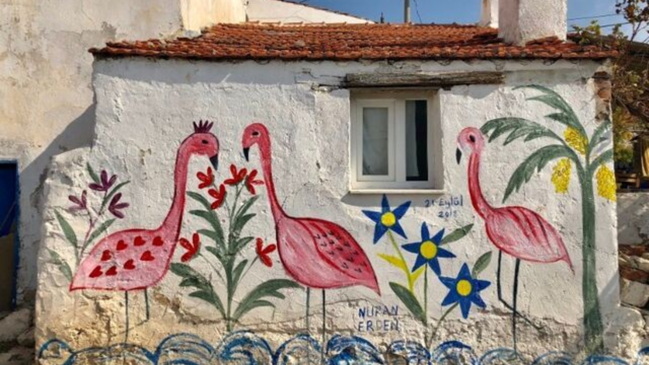 Görenler Avrupa Sanıyor! Renklerin Dans Ettiği İzmir’in Bu Köyü Güzelliğiyle Büyülüyor (5)