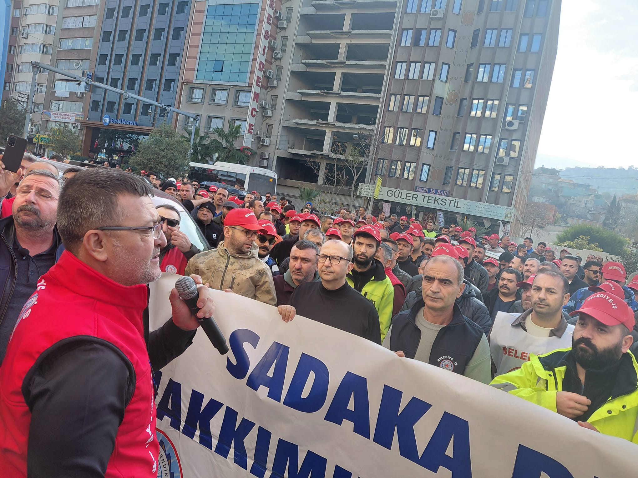 İzmir Büyükşehir’de Bir Sendika Daha Eyleme Çıktı Bize Net Tarih Verin! (2)