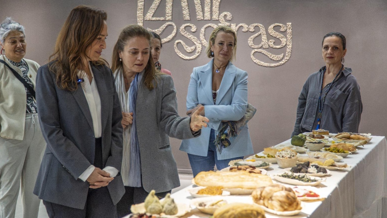 İzmir Mutfağını Sanatla Buluştu Karşıyaka Belediyesi Yoğun Ilgi Gören O Serginin Tarihini Uzattı (1)