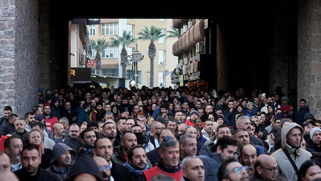 İzmir’de Belediye Emekçilerinin Hak Mücadelesi 9. Gününde Sürüyor Sen Yoksan Bir Eksiğiz (2)