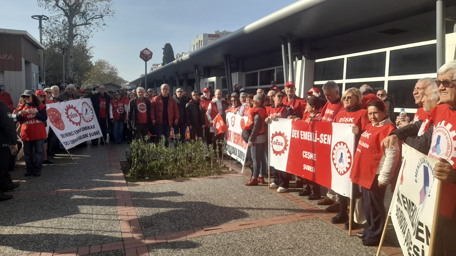 İzmir’de Emekliler Meydana Indi İnsanca Yaşama Hakkı Çağrısı