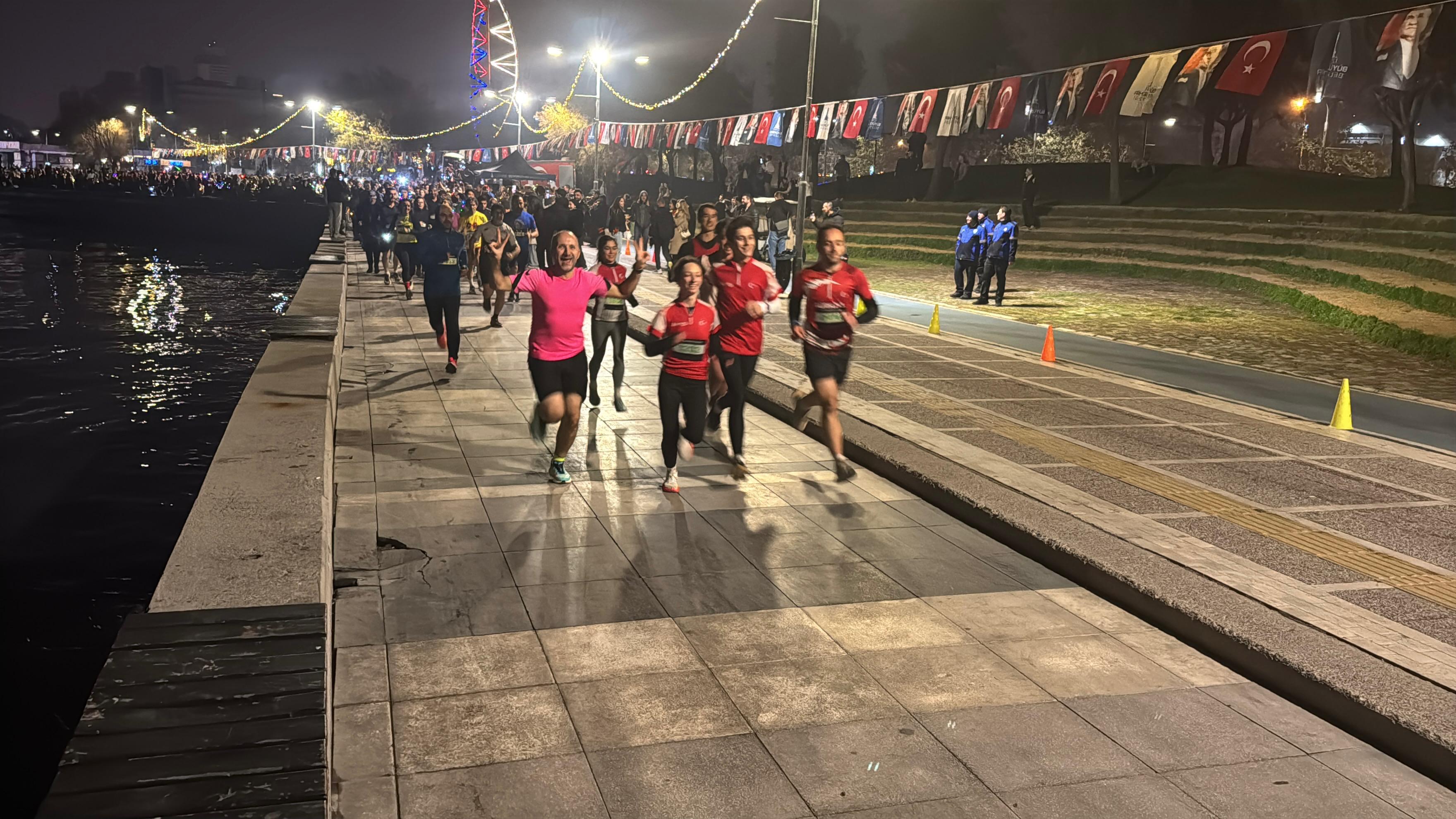 İzmir’de Yılın En Işıklı Koşusu! 2 Bin Kişi 21 Aralık’ta Parkura Çıktı (1)