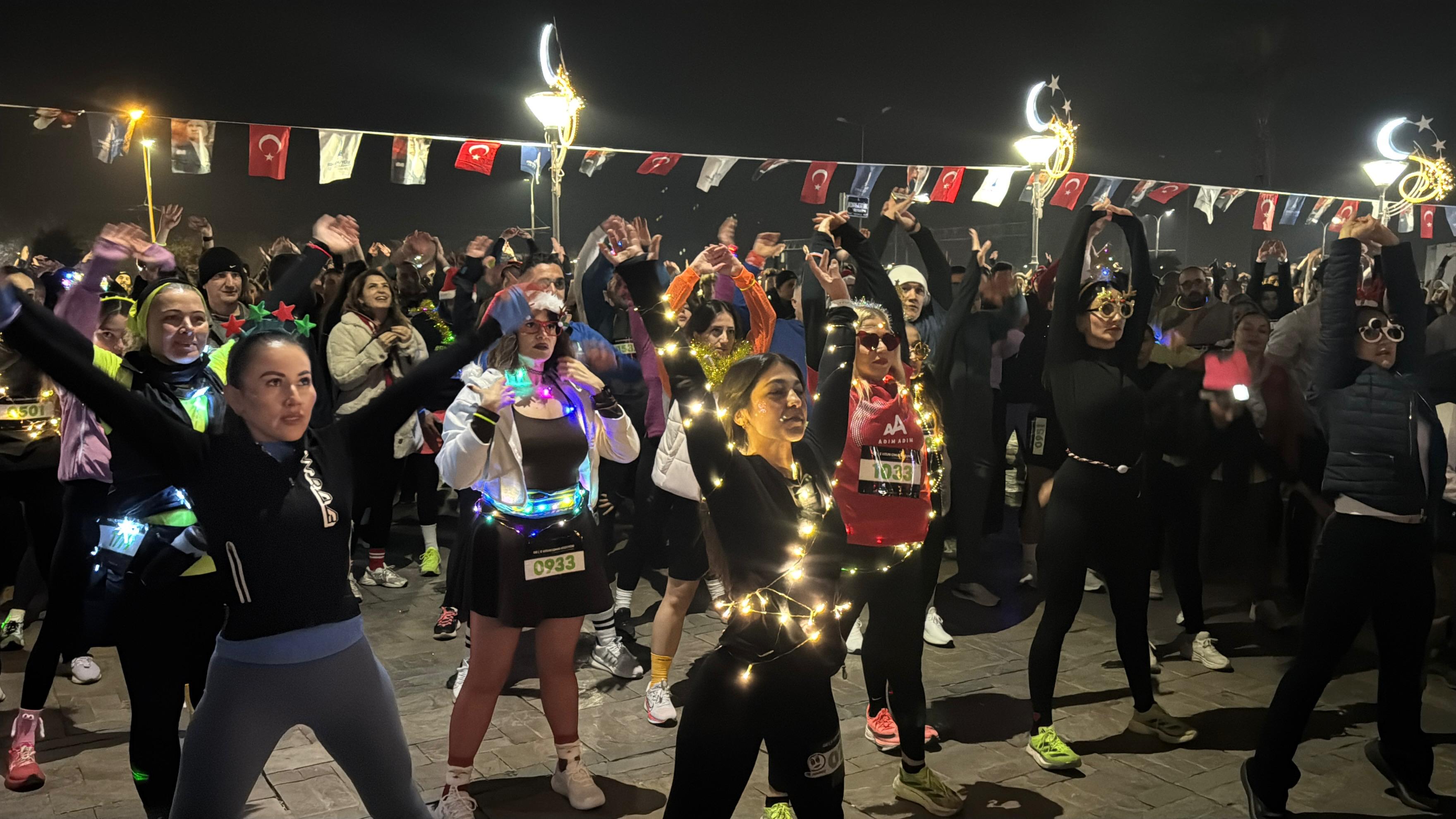 İzmir’de Yılın En Işıklı Koşusu! 2 Bin Kişi 21 Aralık’ta Parkura Çıktı (2)