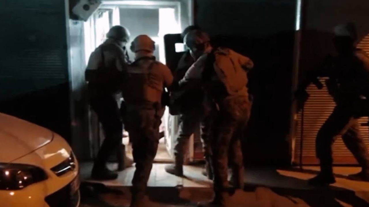 İzmir'in De Aralarında Olduğu 33 Ilde Işi̇d Operasyonu 51 Tutuklama!