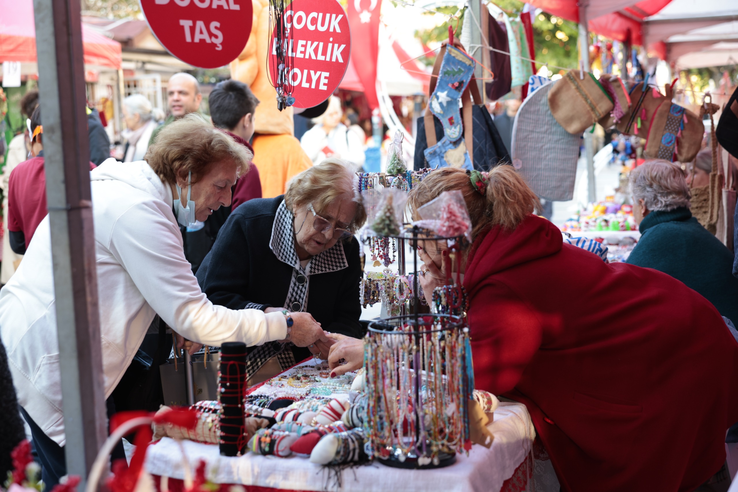 İzmir’in kalbinde yeni yıl kermesi: El emeği ürünler satışa sunuluyor-3