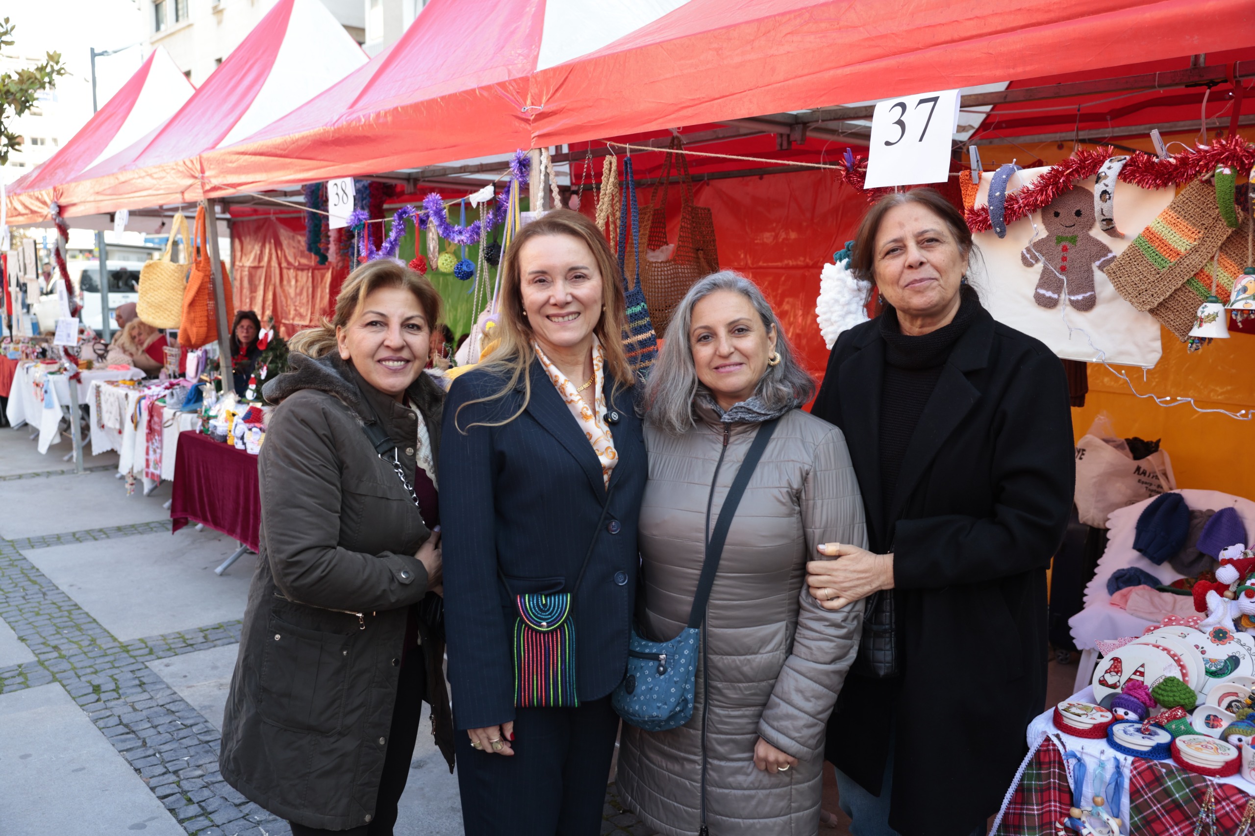 İzmir’in kalbinde yeni yıl kermesi: El emeği ürünler satışa sunuluyor-2