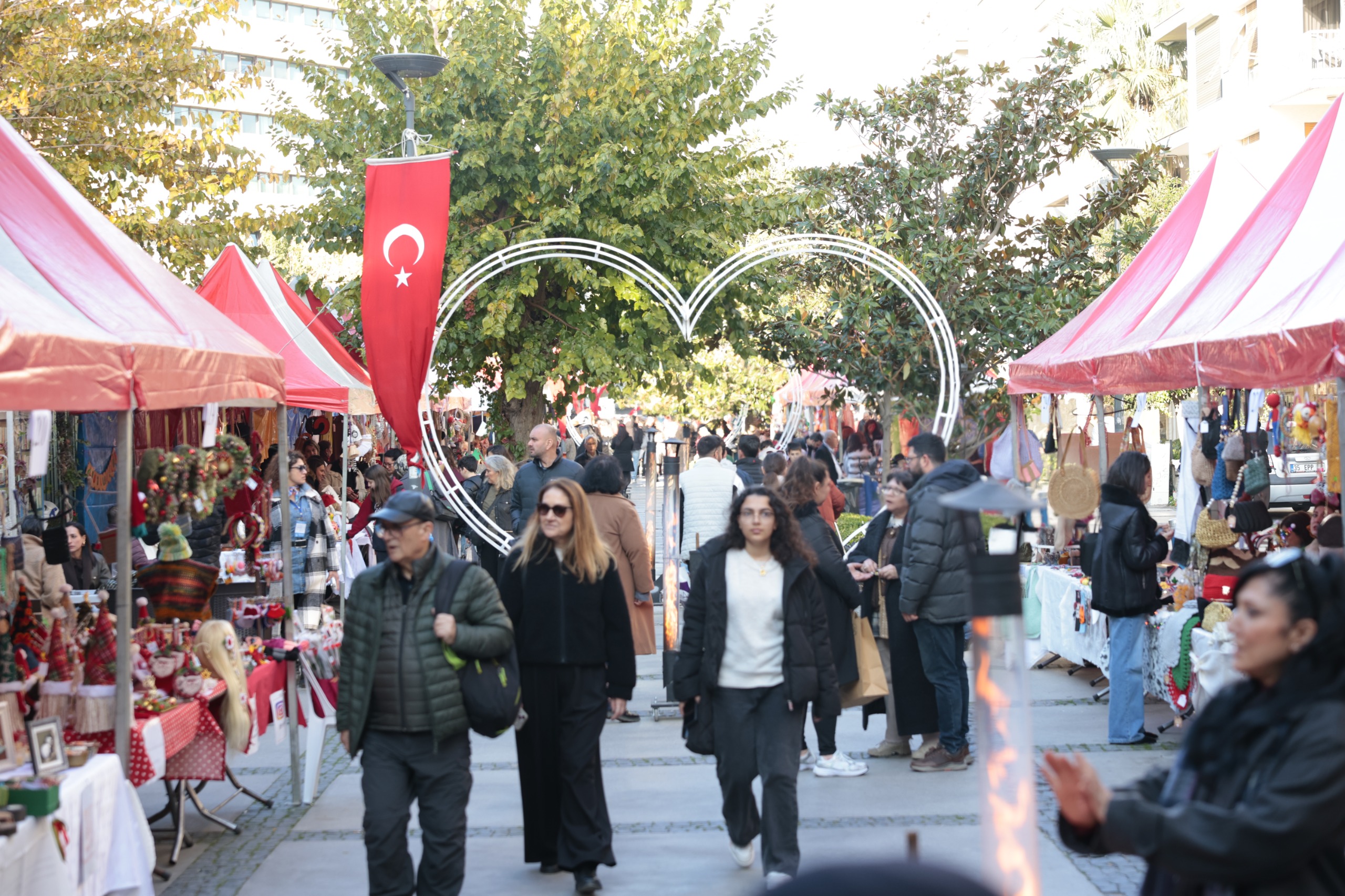 İzmir’in kalbinde yeni yıl kermesi: El emeği ürünler satışa sunuluyor-1