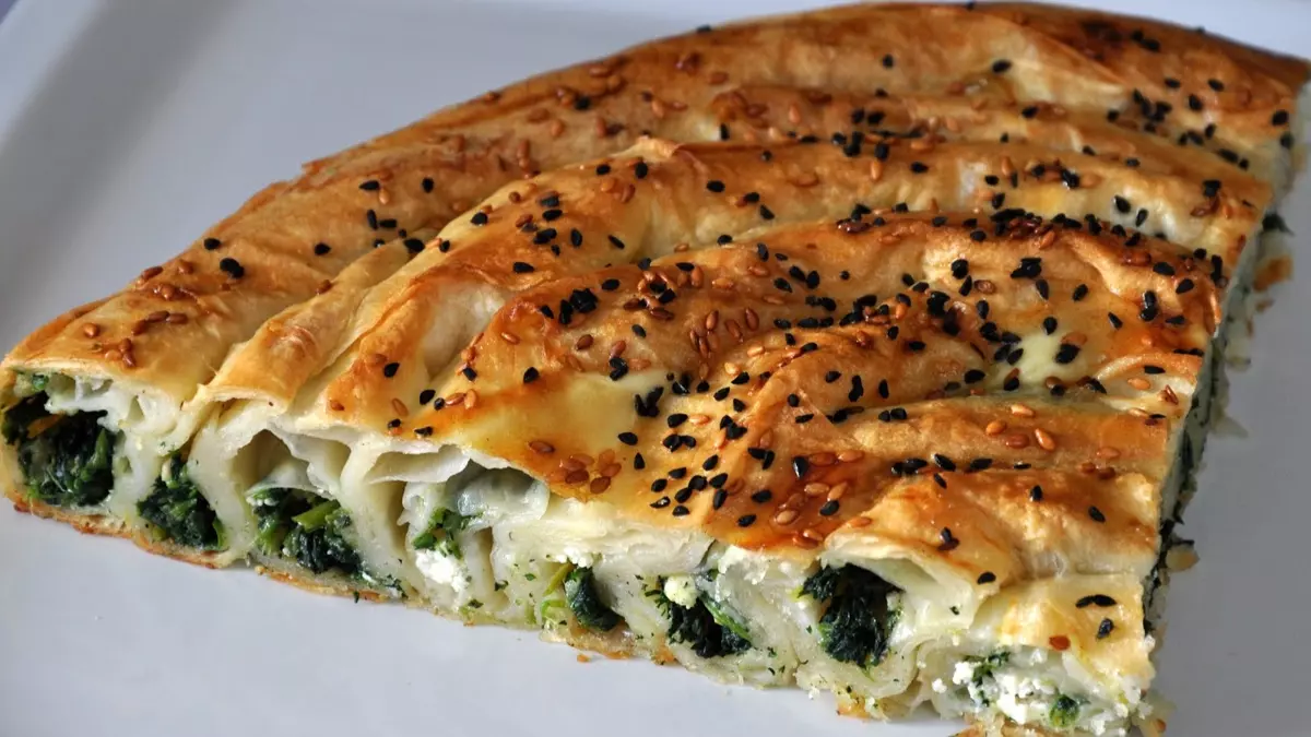 Kahvaltı Ve Çay Sofralarının Vazgeçilmezi Ispanaklı Börek Nasıl Yapılır (2)