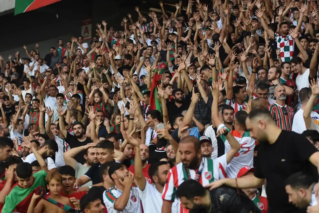 Karşıyaka’dan pankart tepkisi: Armamız oyuncak değildir!