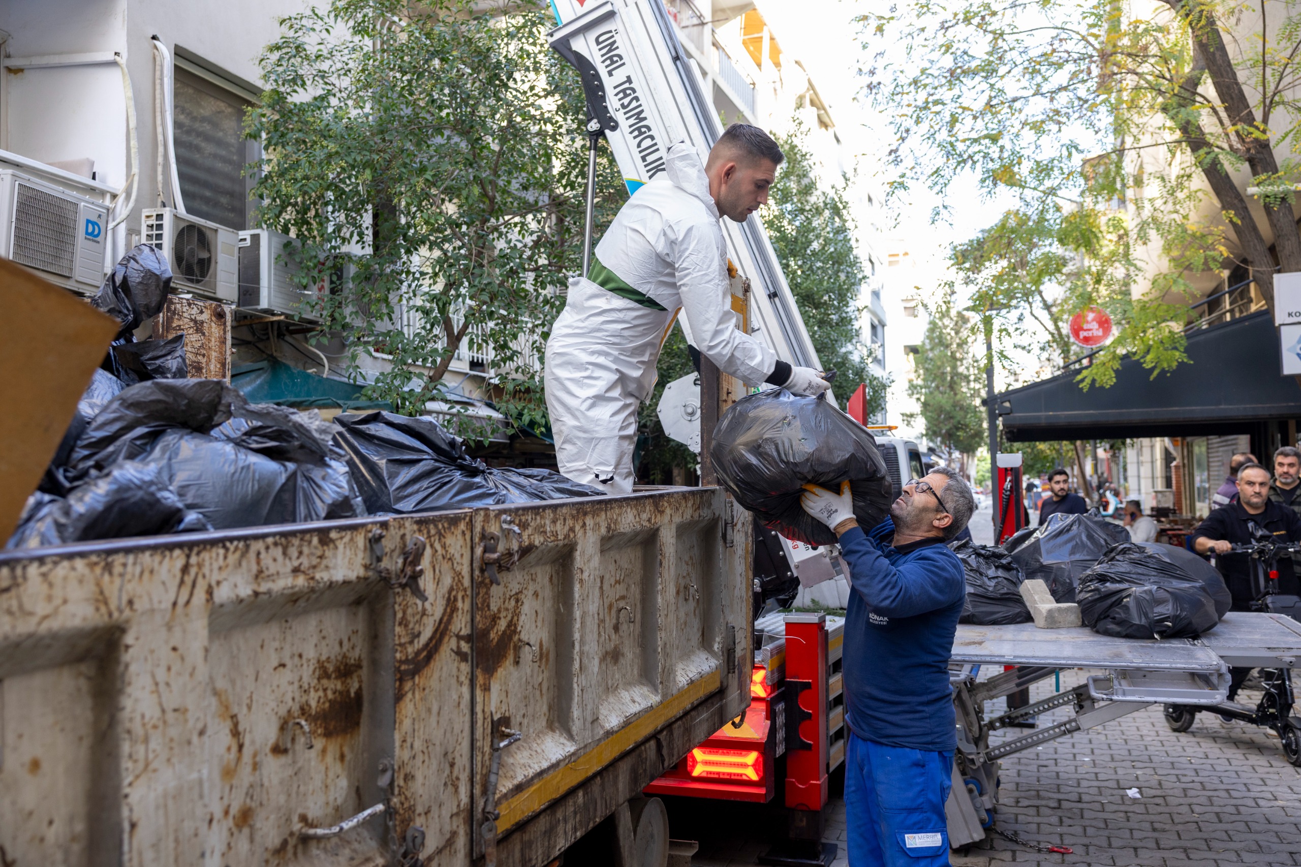 Konak Belediyesi’nden çöp ev operasyonu 10 atık çıktı