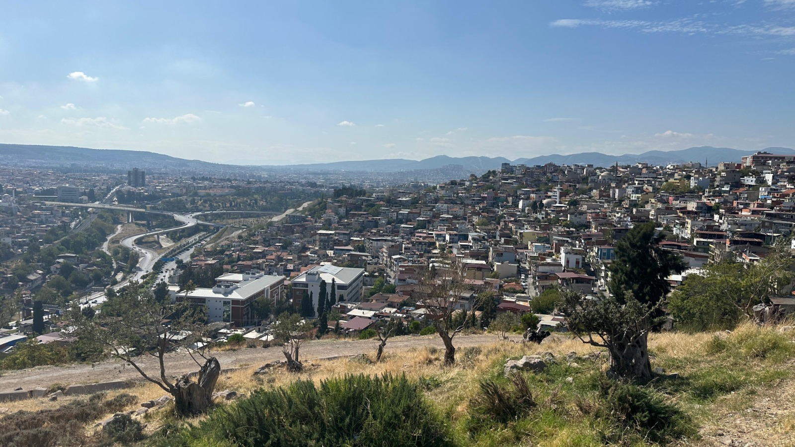 Konak Belediyesi’nin İzmir Kalkınma Ajansı destekli ‘Konak-Afet Dirençli Yaşam Alanları Mekansal Uygulamalar Yol Haritası’ konulu projesinde son aşamaya gelindi. Projenin tamamlanmasıyla birlikte Konak için ‘Kentsel Dönüşüm Uygulama Modeli’ ortaya çıkacak.