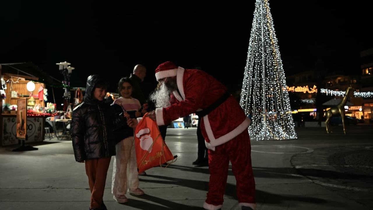 Kuşadası Belediyesi’nden Dikkat Çeken Etkinlik Yeni Yıl Coşkusu Çevre Temizliğiyle Buluştu (1)