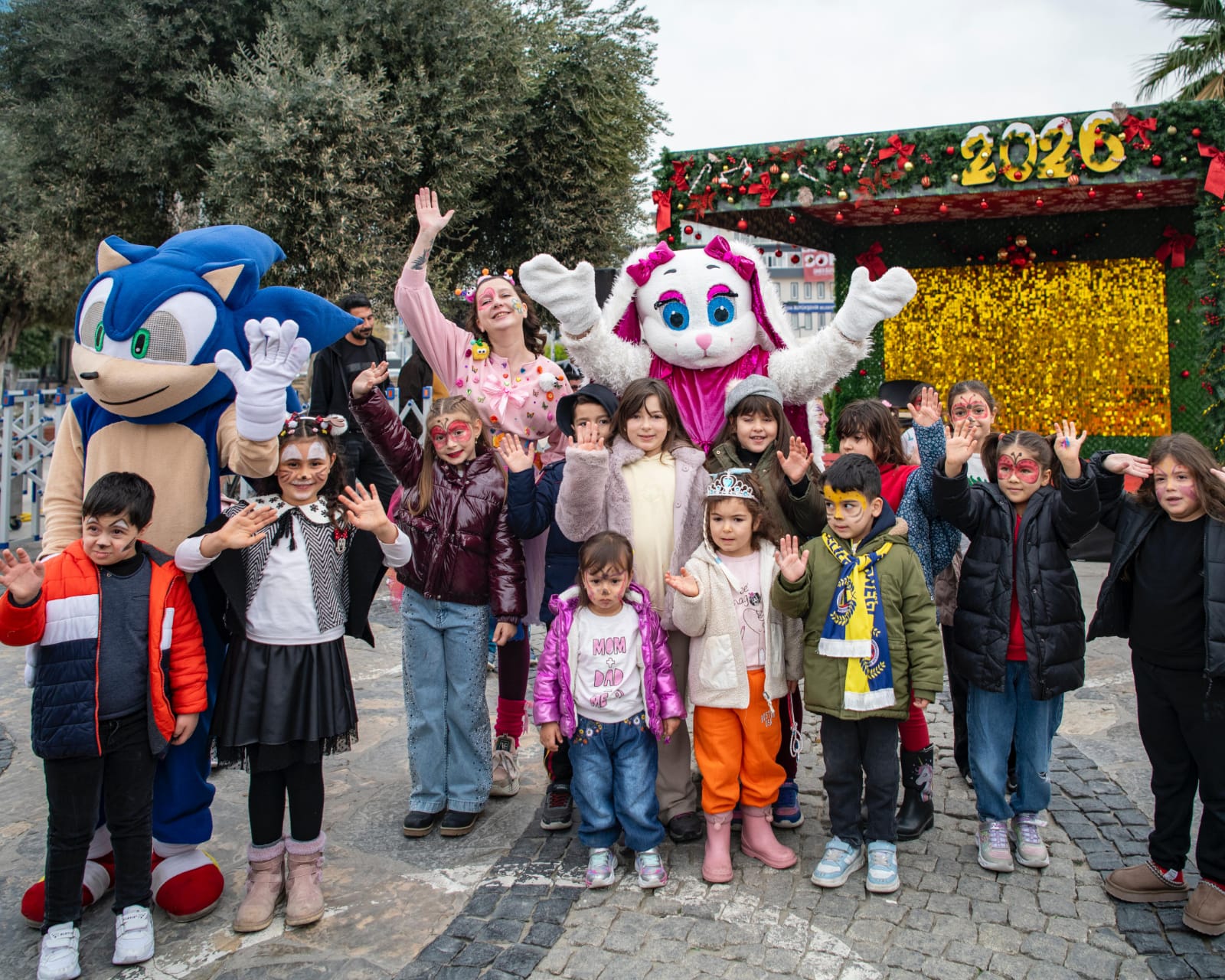 Kuşadası’nda Yılbaşı Şöleni Başladı Çocuklar Ve Aileler Doyasıya Eğlendi! (2)