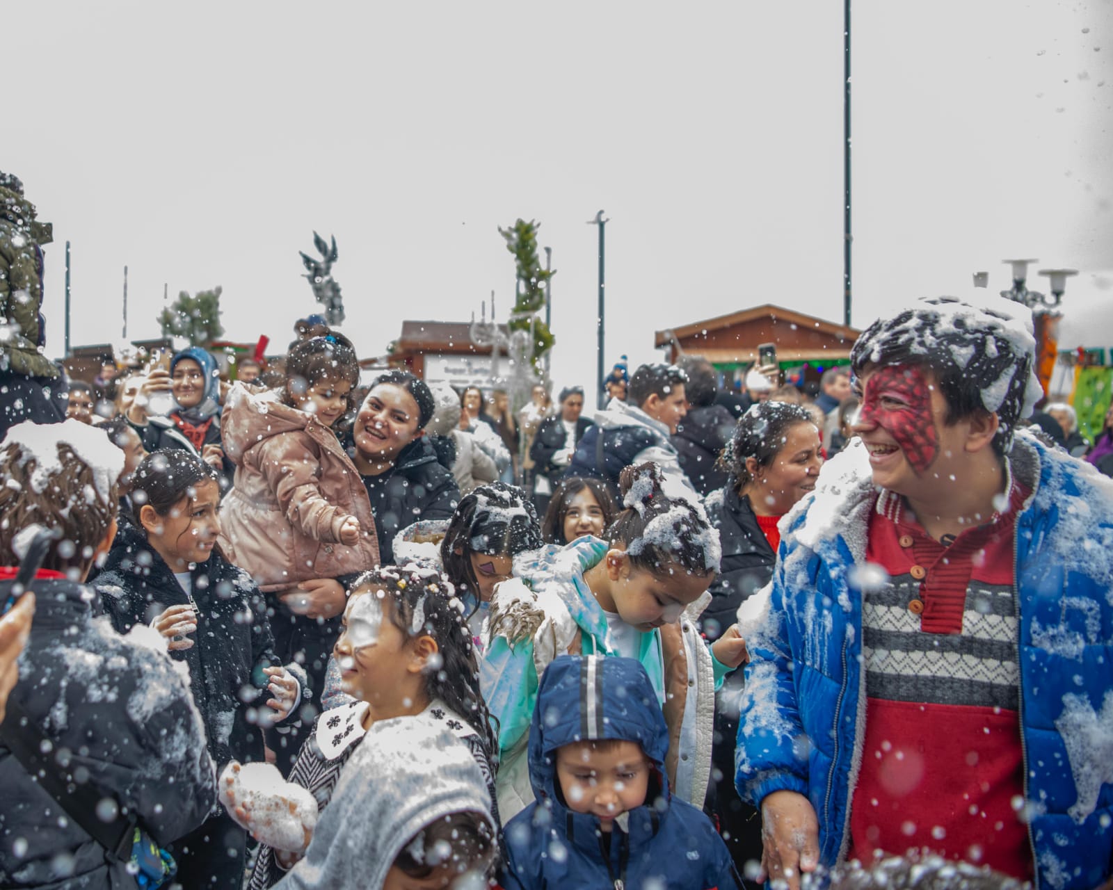 Kuşadası’nda Yılbaşı Şöleni Başladı Çocuklar Ve Aileler Doyasıya Eğlendi! (3)