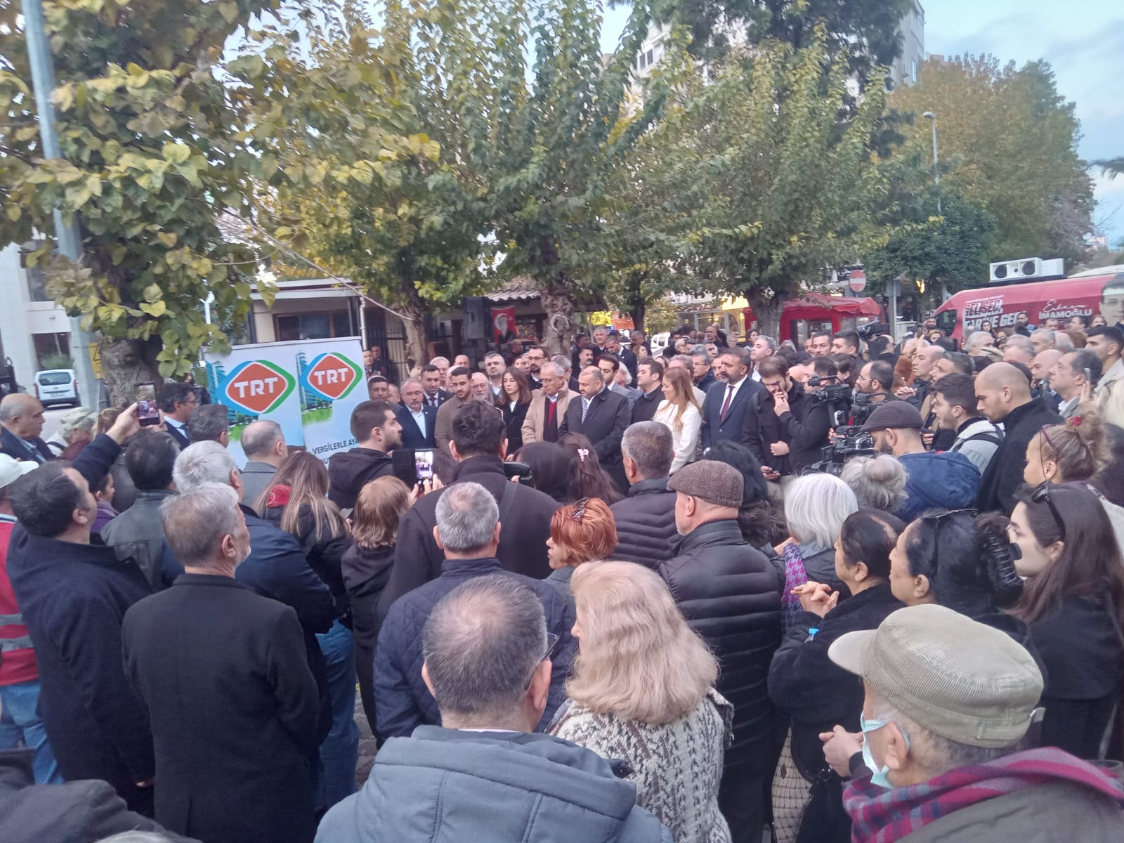 Trt Eylemlerinin Üçüncü Durağı İzmir Trt’nin Akp Il Başkanlığından Farkı Kalmamıştır! (2)