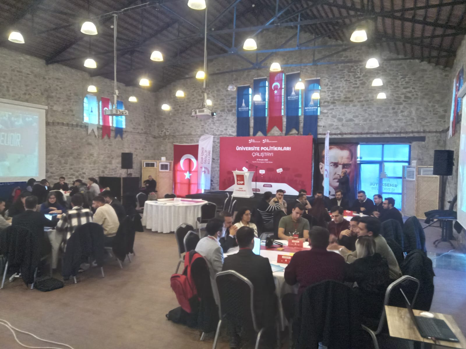 Üniversitelilerden İzmir’de Çalıştay Sorgulamayan Gençlik Yaratmak Istiyorlar