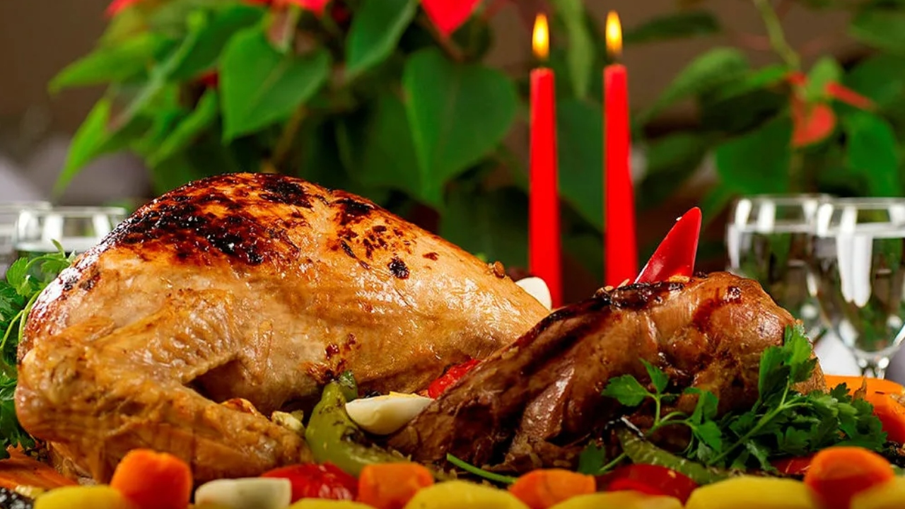 Yılbaşı Sofralarını Süsleyen Klasik Tam Kıvamında Yumuşacık Fırında Hindi Tarifi (1)