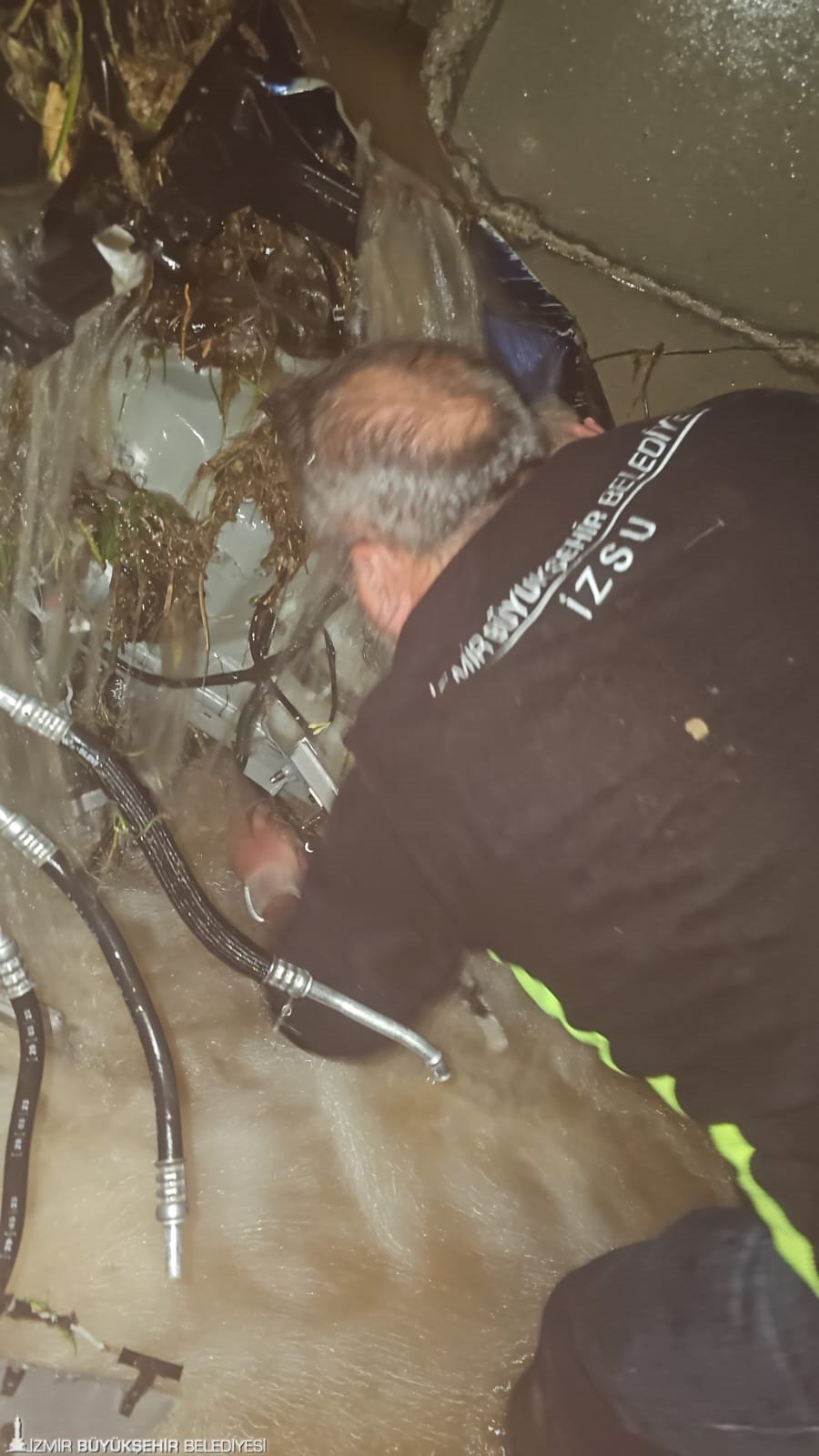 Sağanak İzmir'i vurdu: Dört araç dereye sürüklendi!