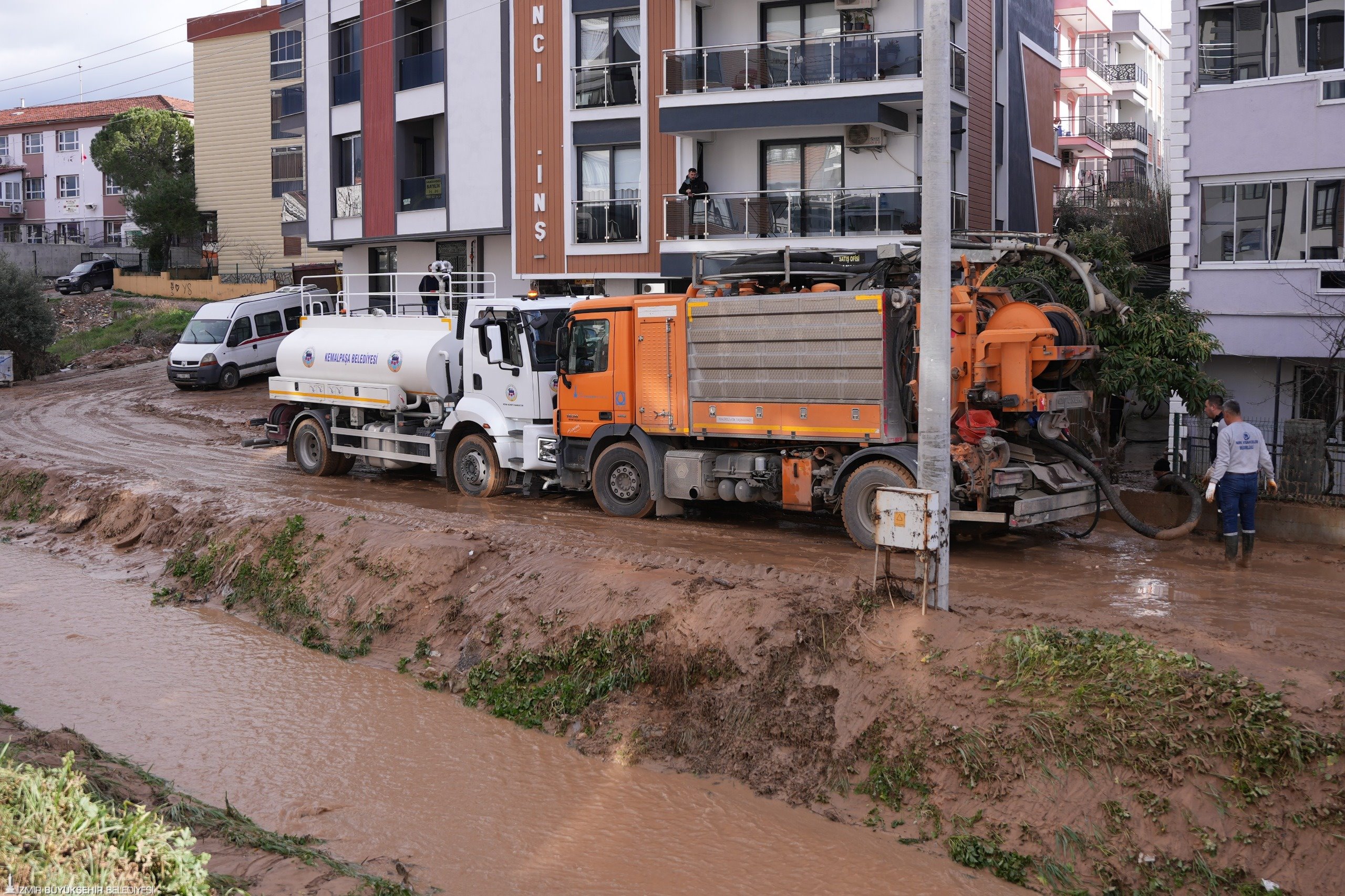 Sağanak İzmir'i vurdu: Dört araç dereye sürüklendi!