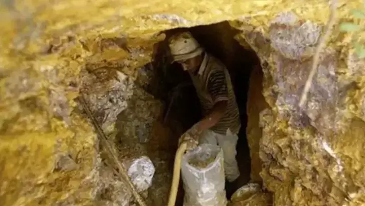 Dünya konuşuyor: Altından mağara bulundu!