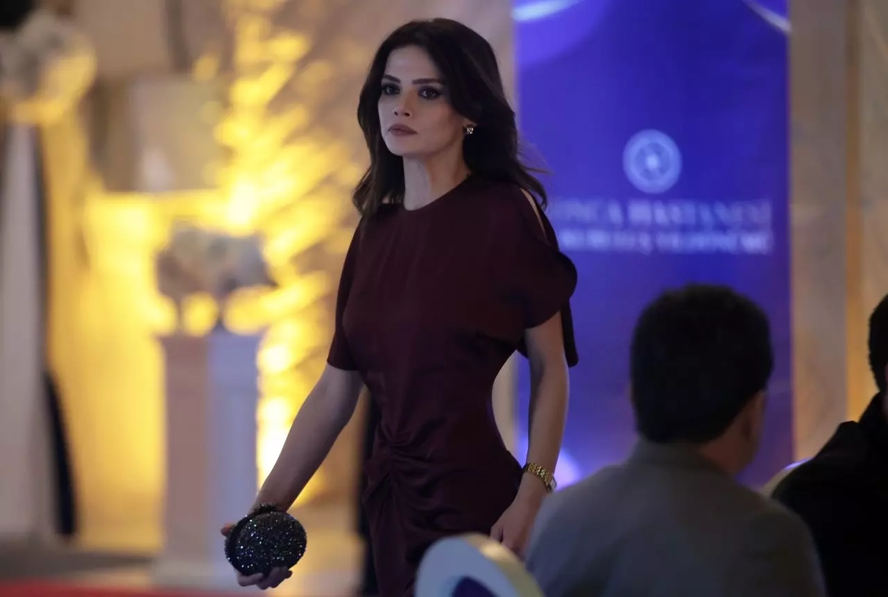 Uzak Şehir 46. bölümünde gerilim artıyor! Alya’nın ödül gecesi kâbusa döndü