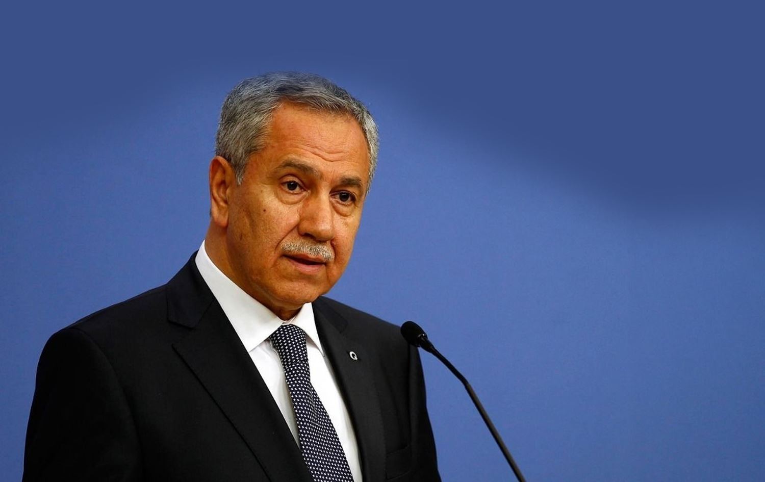 Arınç’tan topuk selamına yalakalık tepkisi: Eskiler tabasbus derdi!