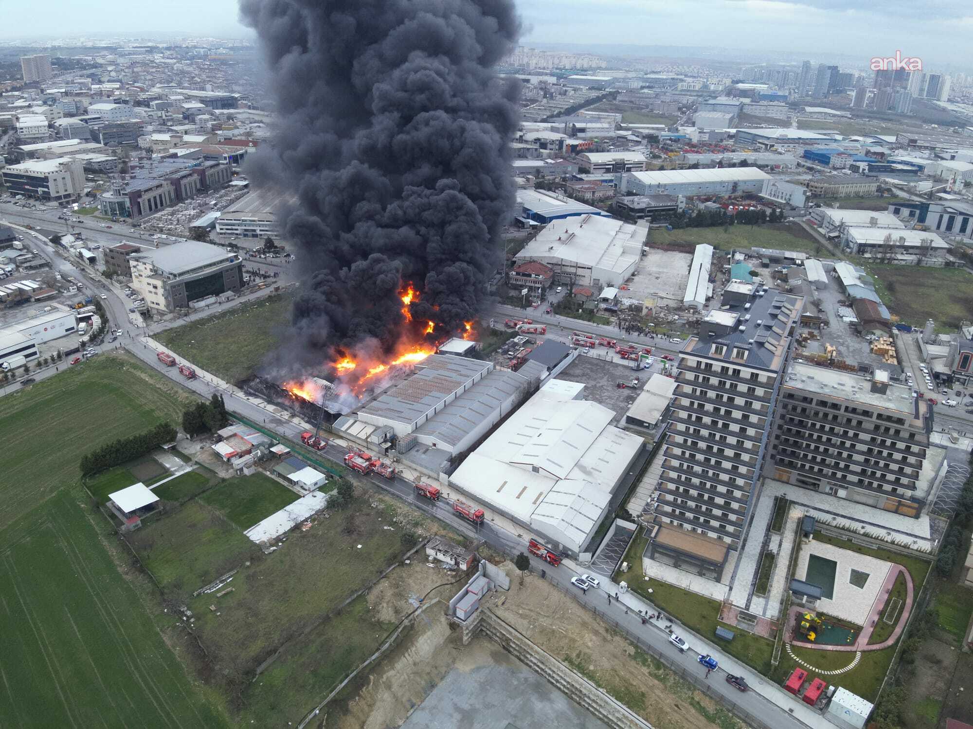 Büyükçekmece'de korkutan yangın: Kamyon ve TIR'a sıçradı