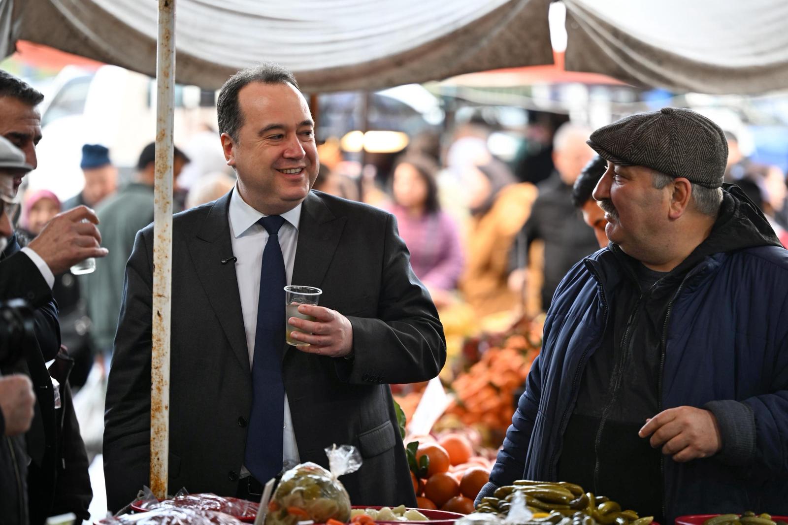 Başkan Dutlulu Perşembe Pazarı’nda Esnafla Bir Araya Geldi Dayanışma Içinde Olacağız (2)