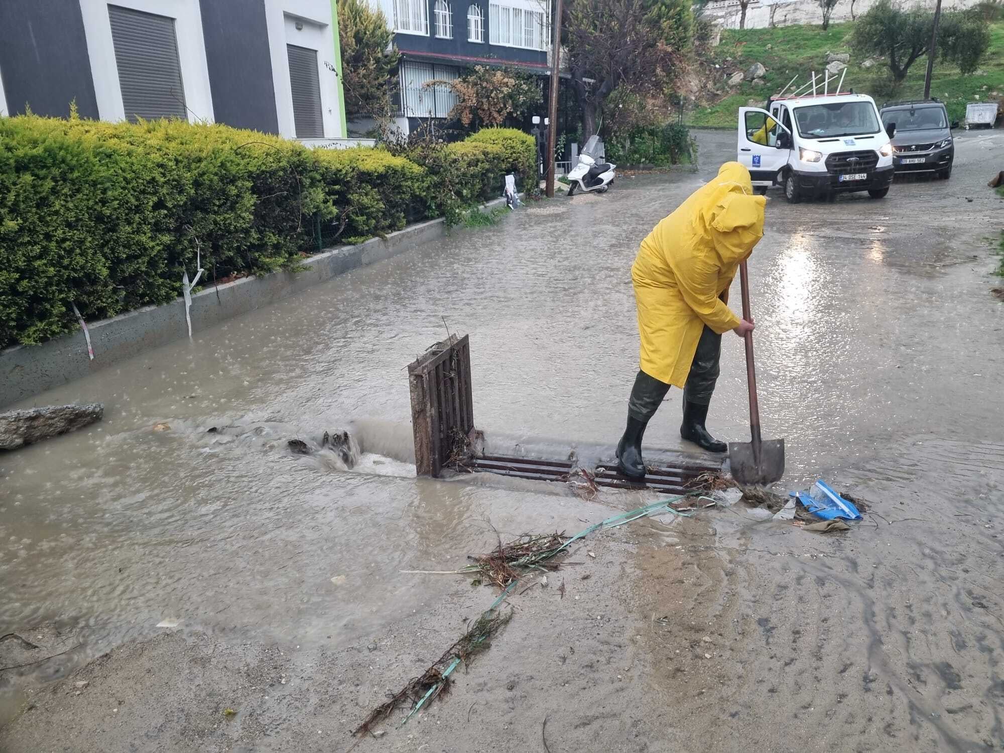 Kuşadası’nda sel felaketi: Başkan Günel sahada!