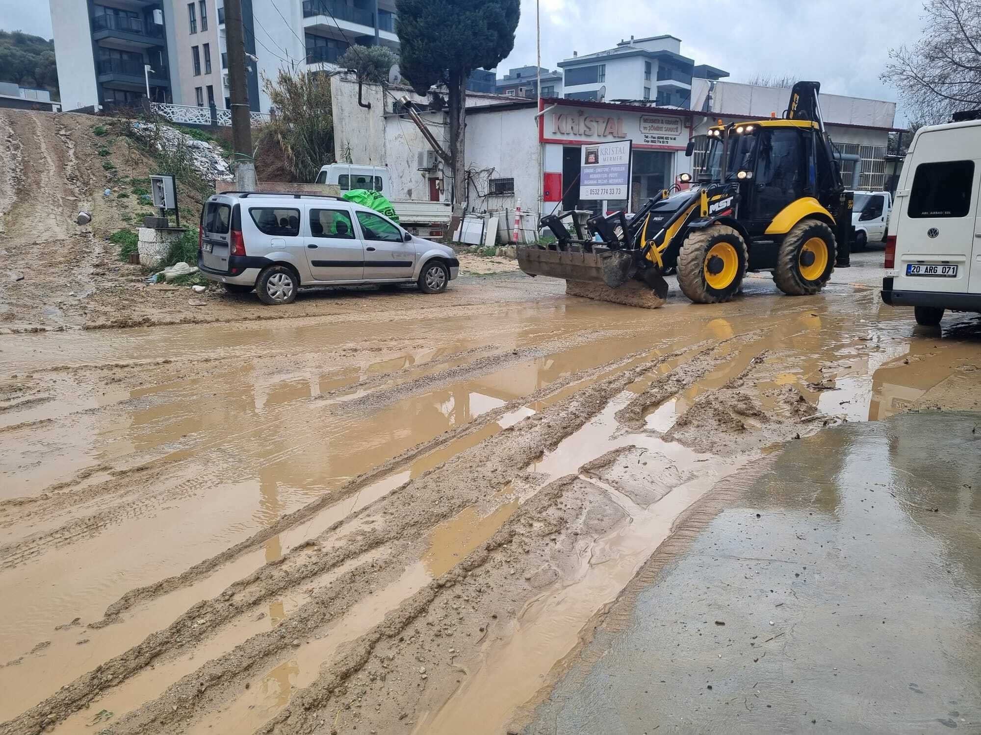 Kuşadası’nda sel felaketi: Başkan Günel sahada!